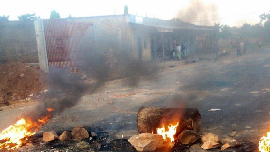 Burning barricades in Bujumbura, as turmoil erupted in Burundi. Desire Nimubona/IRIN