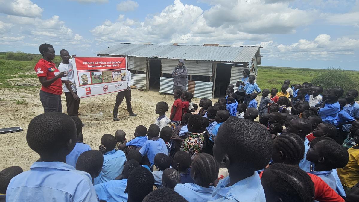 UNMAS delivers Explosive Ordnance Risk Education (EORE) to schoolchildren in Canal/Pigi County, Jonglei State. Photo credits: Sikulisiwe Gwara /UNMAS South Sudan