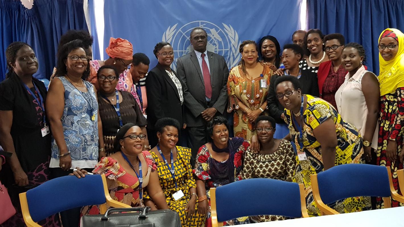 L'envoyé spécial Michel Kafando avec des représentantes de groupes de défense des droits des femmes au Burundi, 6 septembre 2018. UN Photo/Napoleon Viban
