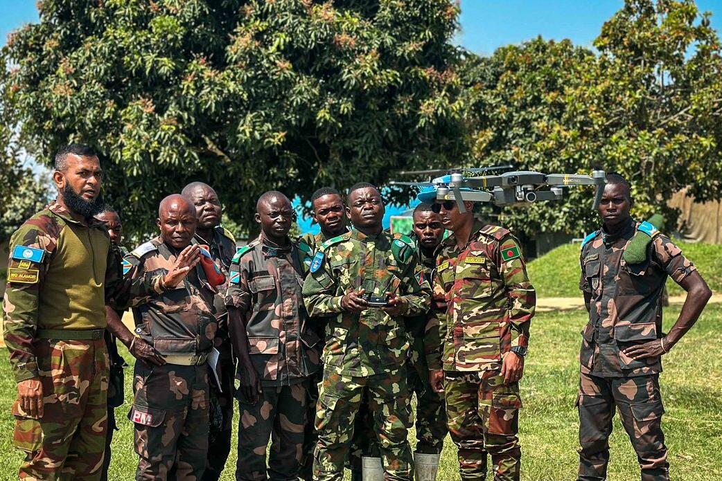 Un groupe de soldats de la paix pose pour une photo.