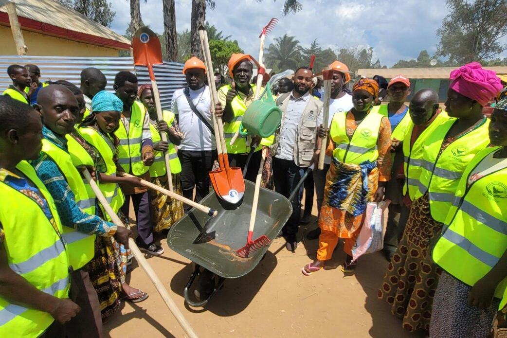 des hommes et femmes ex-combattants recoivent des outils adaptés pour cultiver dans des champs communautaires