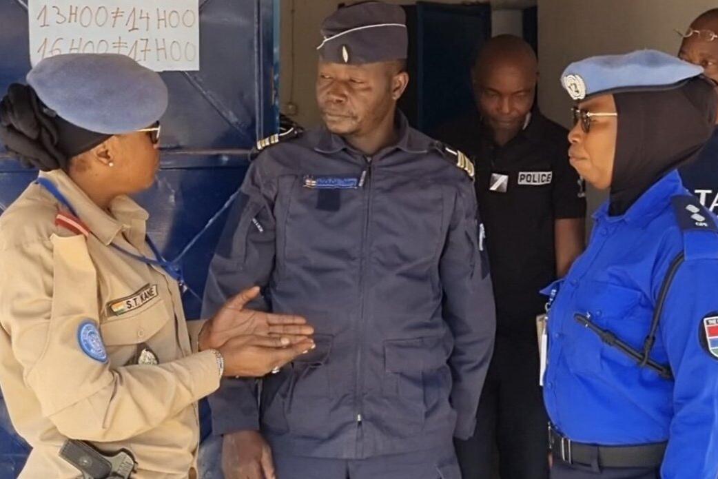 Des Casques bleus discutent entre eux.