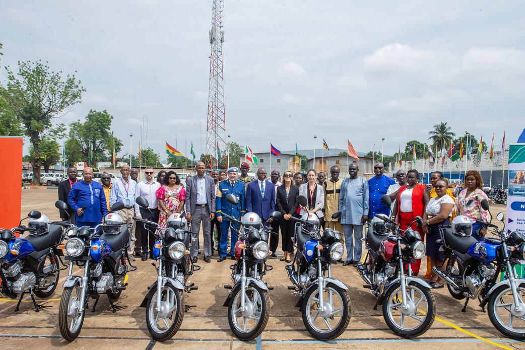 Des représentants sont photographiés derrière plusieurs motos.