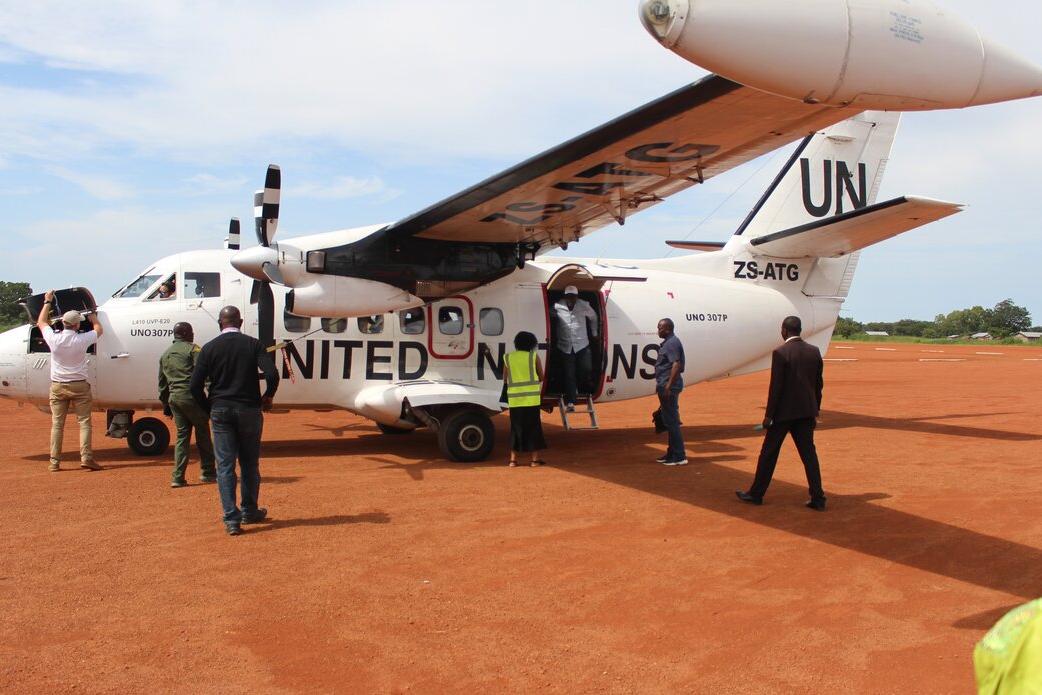 Des personnes montent à bord d'un avion des Nations Unies.