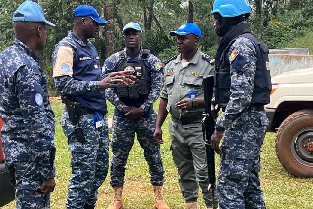 Un groupe de casques bleus discute à l'extérieur.