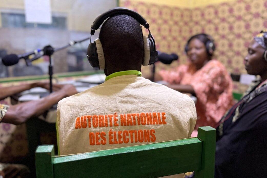 Un représentant porte un gilet avec les mots « Autorité Nationale des Élections ».