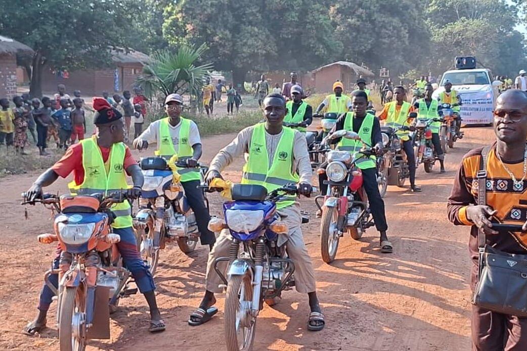 Des personnes en gilet haute visibilité font partie d’un convoi de motos.