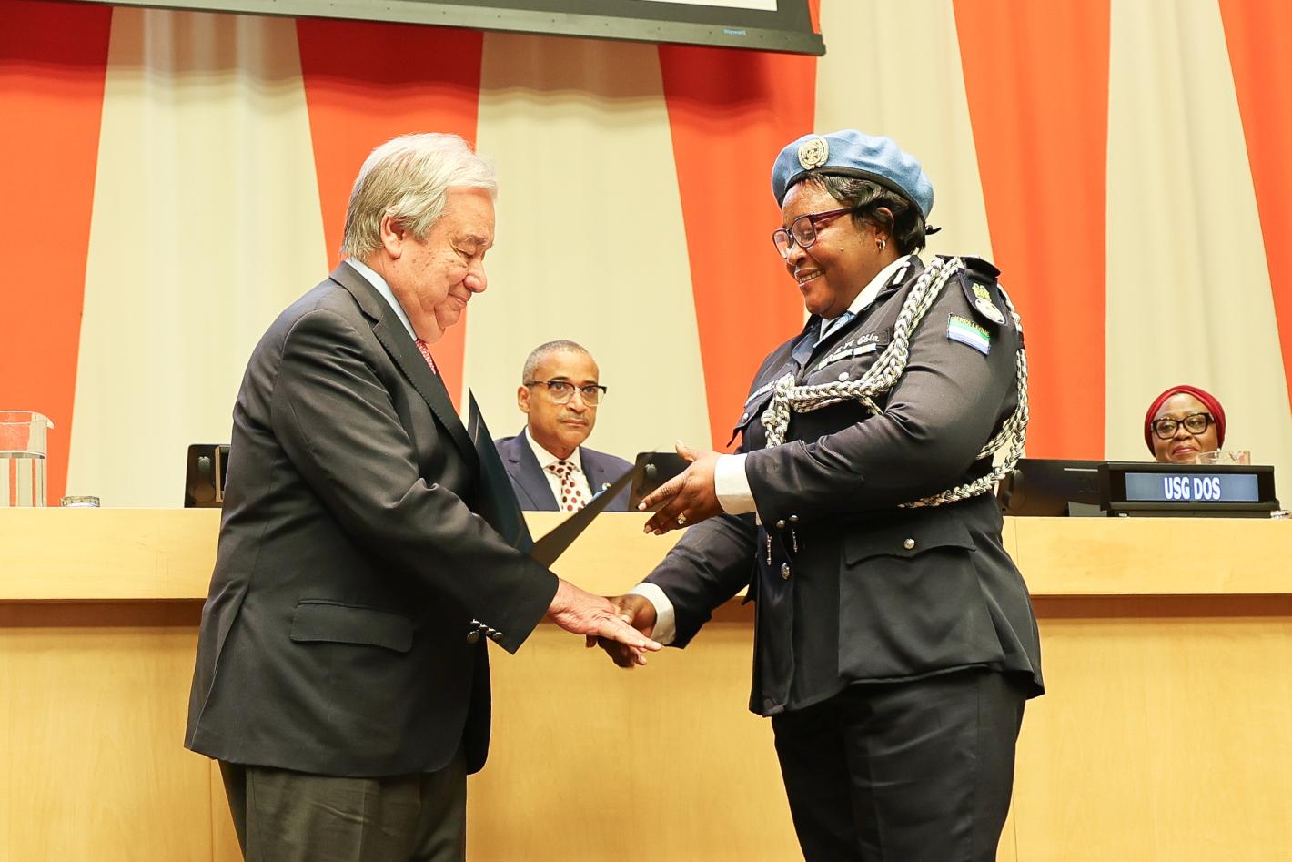 Chief Superintendent Zainab Mbalu Gbla receives award from UN Secretary-General Antonio Guterres.