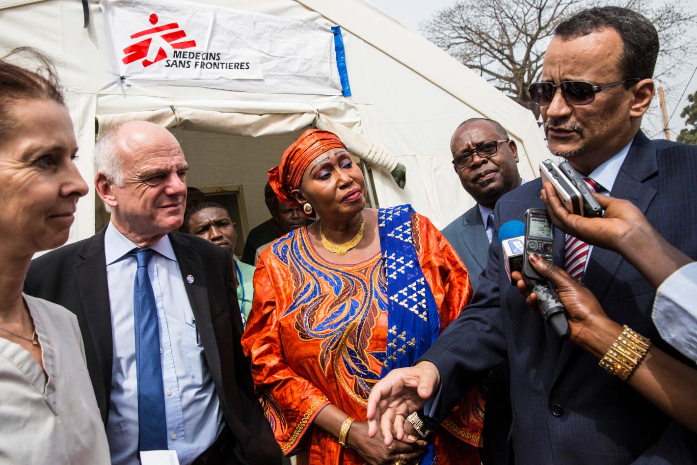 Ismail Ould Cheikh Ahmed (à droite), Représentant spécial du Secrétaire général et chef de la Mission des Nations Unies pour l'intervention d'urgence contre Ebola (UNMEER), s'adresse aux journalistes à l'entrée du Centre de gestion d'Ebola Donka à Conakry.