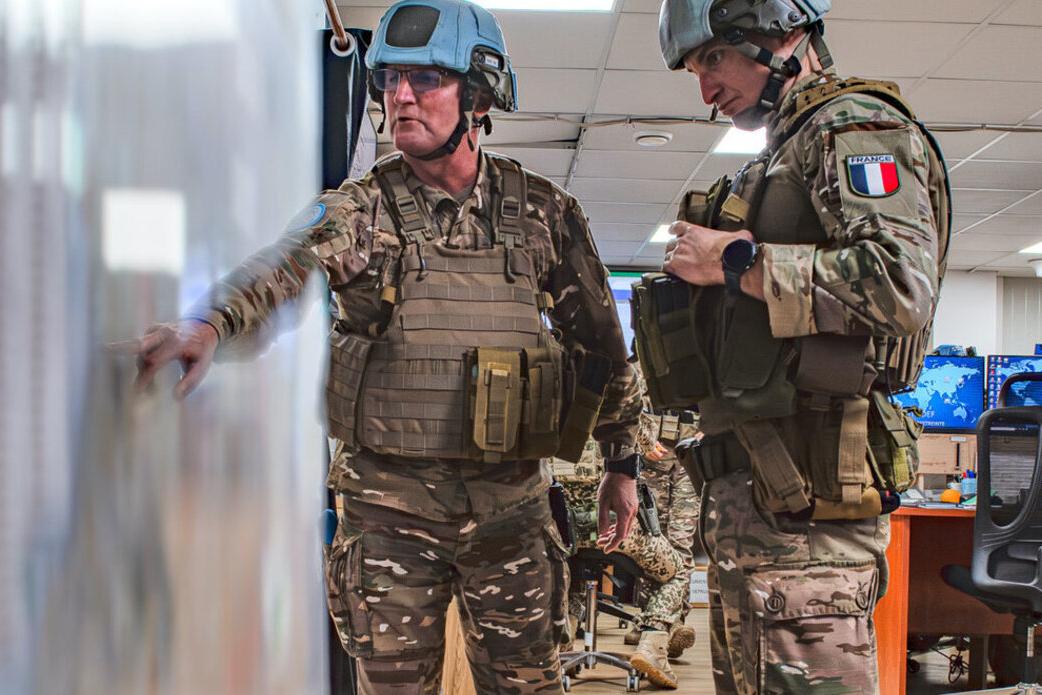 Les casques bleus de l'ONU consultent une carte.