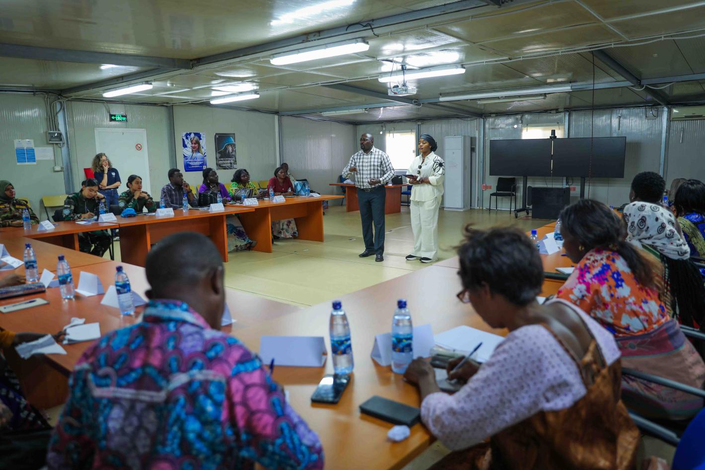 À Bunia, Ituri, des femmes actrices de paix ont transformé leurs expériences en un poème collectif lors d’un atelier animé par Mandataire mondiale des Nations Unies pour la paix la Défenseure mondiale des Nations Unies pour la paix, Maryam Bukar Hassan