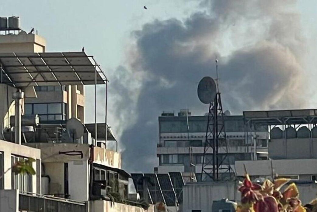 De la fumée s'élève à Beyrouth, au Liban.