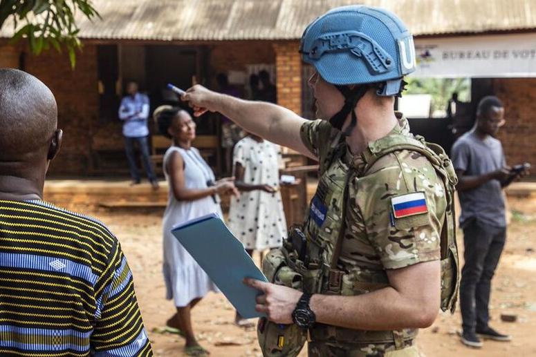 Des soldats de la force de maintien de la paix en patrouille devant un bureau de vote dans la capitale, Bangui, pendant les élections.