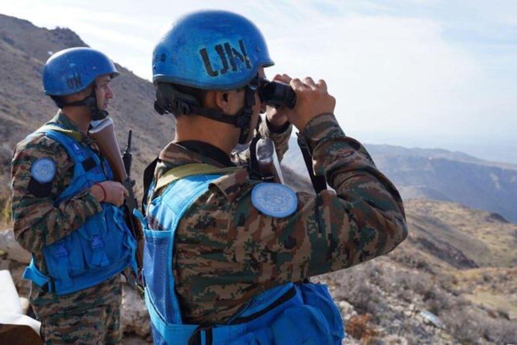 Des soldats de la paix en patrouille.