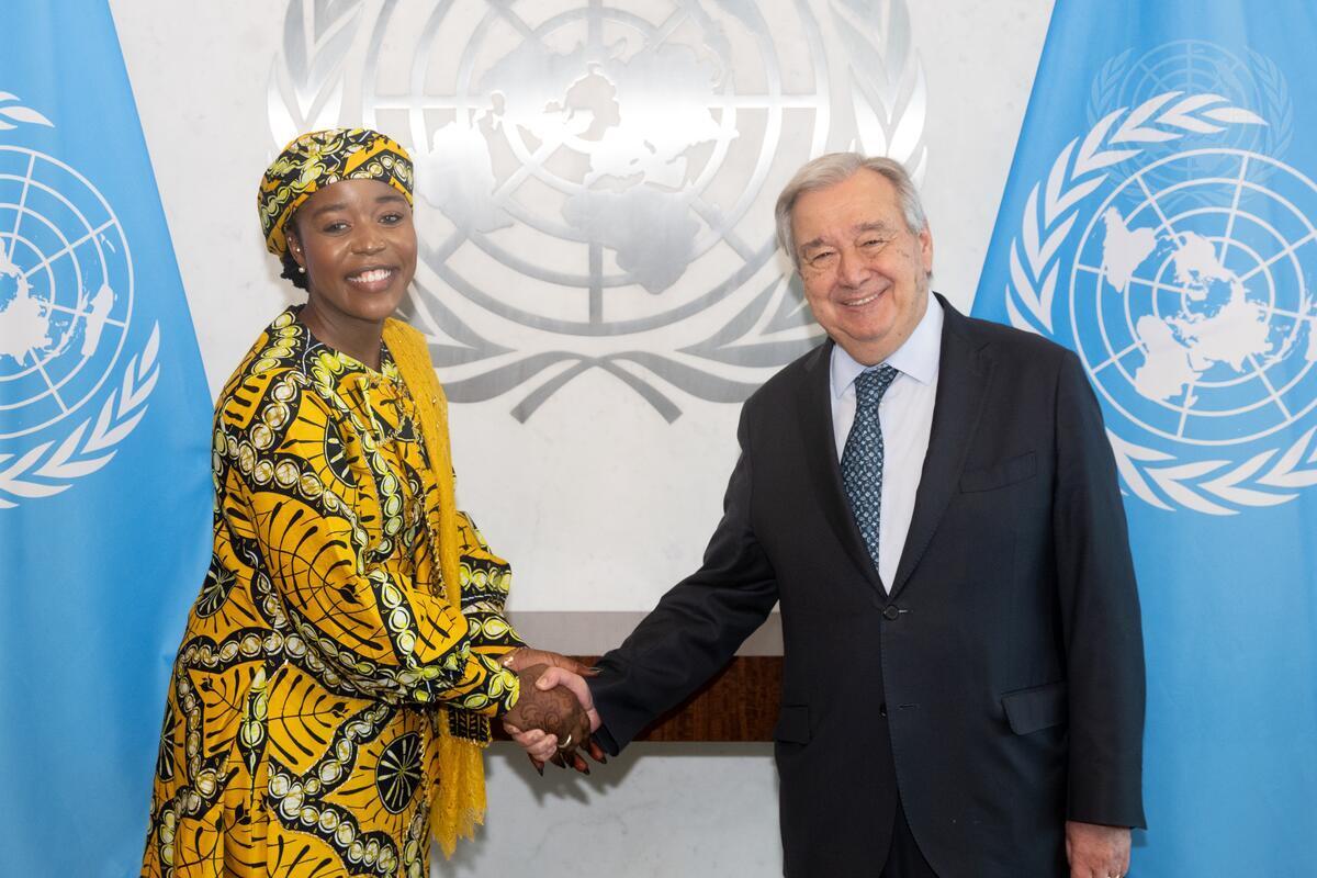 Secretary-General António Guterres (right) shaking hands with Maryam Bukar Hassan, UN Global Peace Advocate.