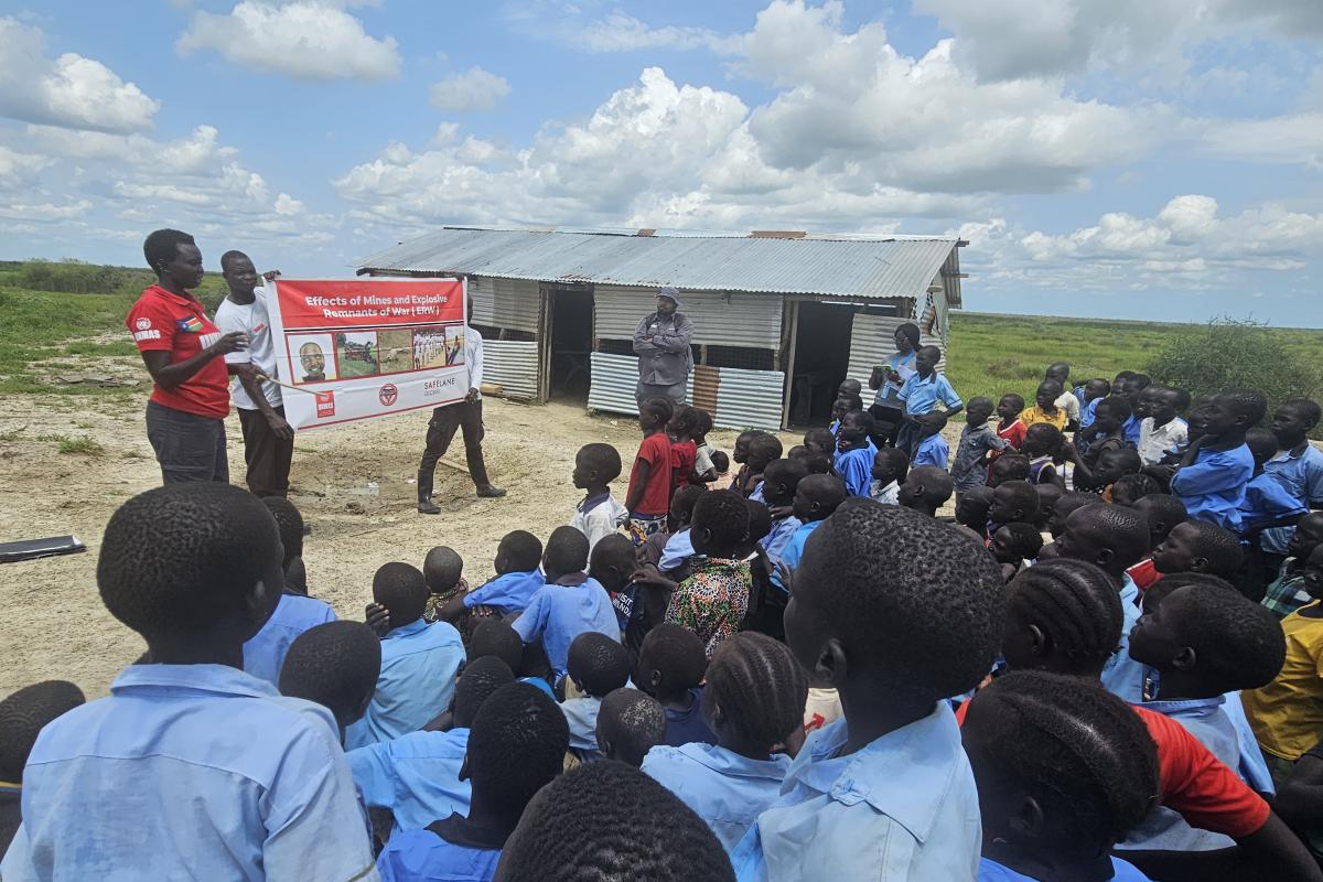 UNMAS delivers Explosive Ordnance Risk Education (EORE) to schoolchildren in Canal/Pigi County, Jonglei State. Photo credits: Sikulisiwe Gwara /UNMAS South Sudan