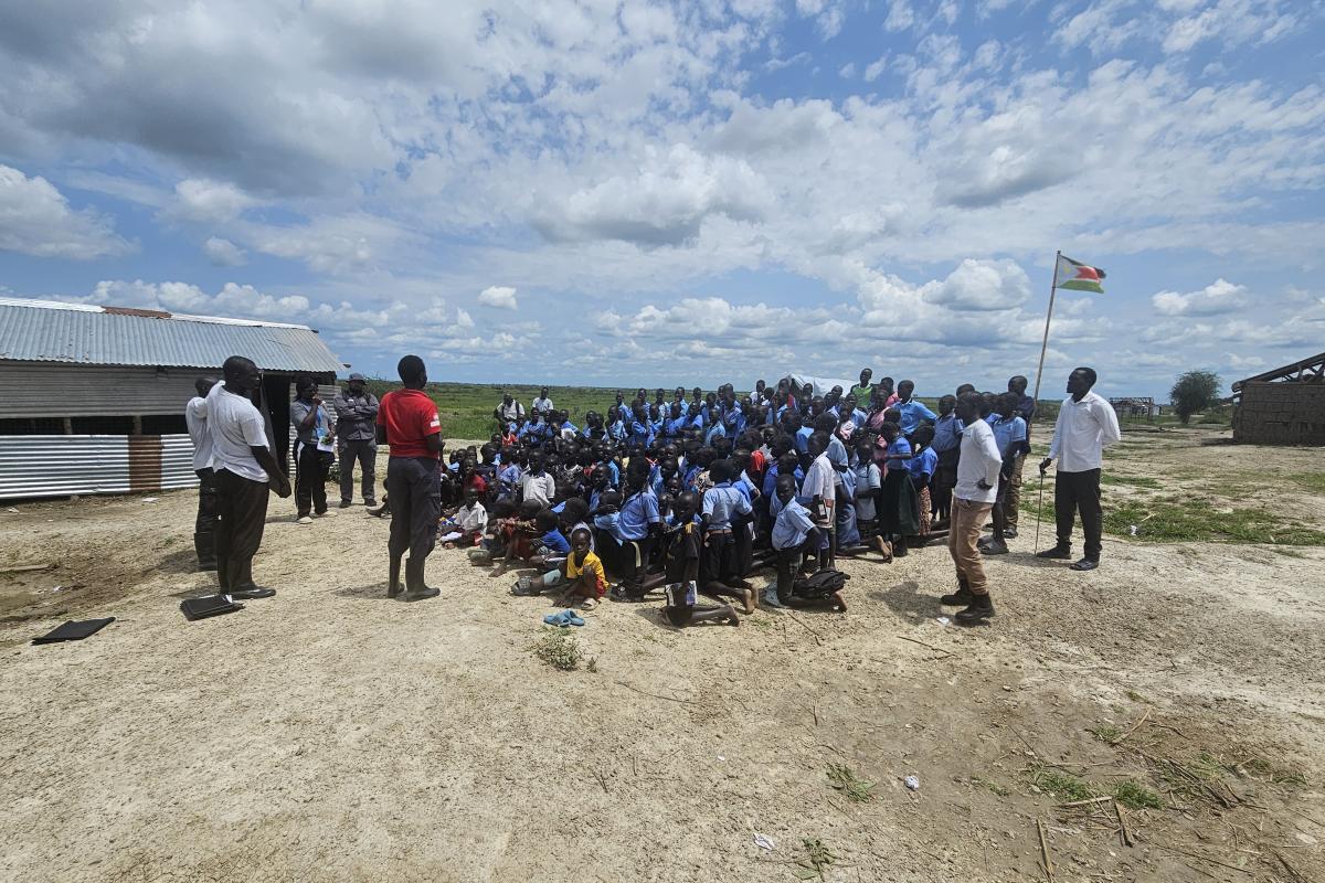 Children participate in an interactive EORE session, learning how to recognise and safely report explosive hazards. Photo credits: Sikulisiwe Gwara /UNMAS South Sudan
