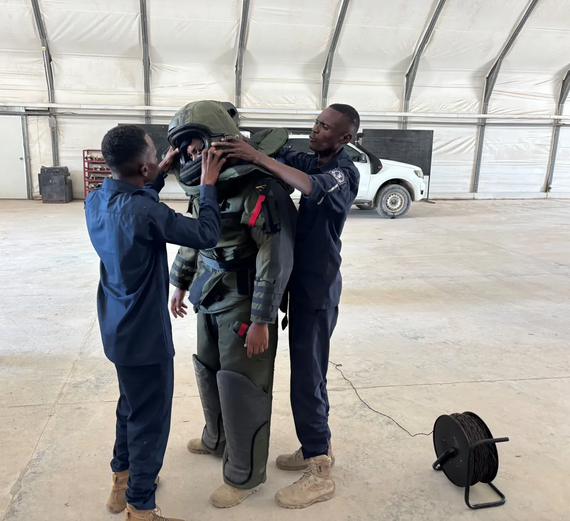 Trainees  practicing IED task management - Executing of a Render Safe Procedure