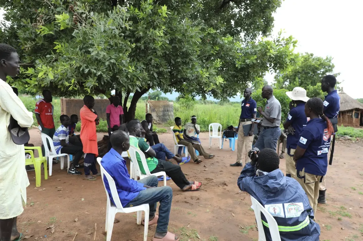 NMAA and UNMAS personnel engage with residents to better understand local concerns and strengthen community awareness of explosive ordnance risks.©: Achom Atem /UNMAS South Sudan