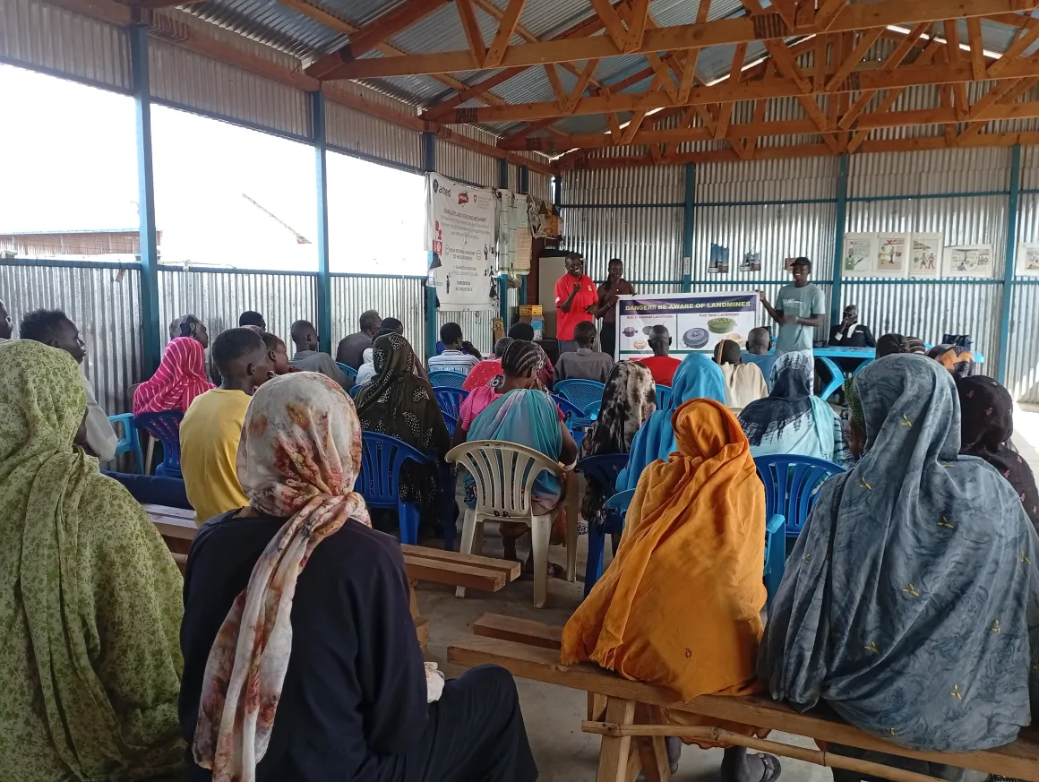 An EORE facilitator discusses how to recognise explosive hazards and respond safely during a session in Renk.