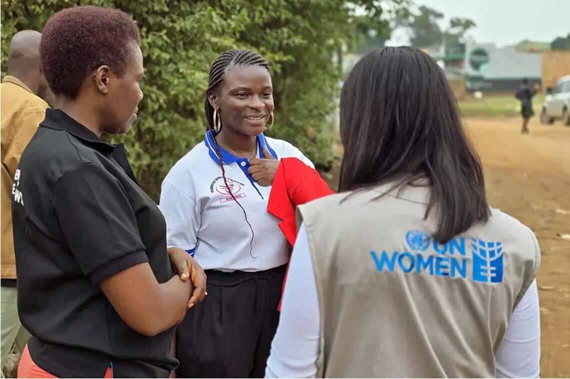 Angel Musiime (au centre), chef de paroisse locale et médiatrice de paix au conseil municipal de Kyegegwa, en Ouganda.